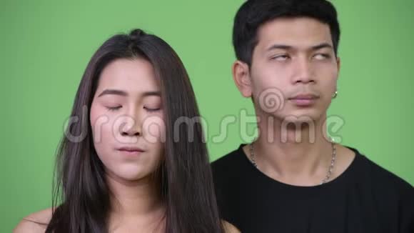 年轻的亚洲夫妇在一起的想法不同视频的预览图