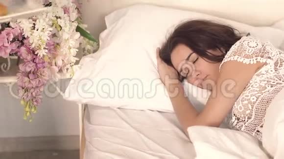 一位迷人的年轻女子的特写镜头她醒来时丈夫把咖啡放在床上视频的预览图