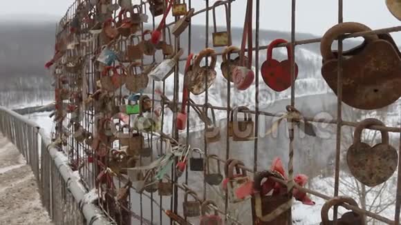 俄罗斯婚礼习俗在桥上挂挂挂锁视频的预览图