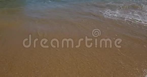 沙滩上的蓝色海浪沙滩上蓝色的海浪背景美丽的海滩的顶部景观和宁静的波浪视频的预览图