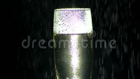 小水滴落在一杯香槟上视频的预览图