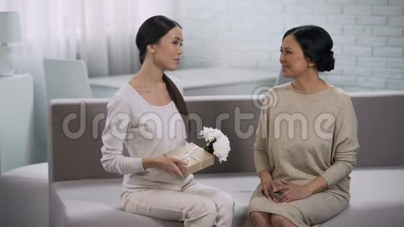 亚洲女孩送礼物给母亲庆祝结婚周年家庭视频的预览图