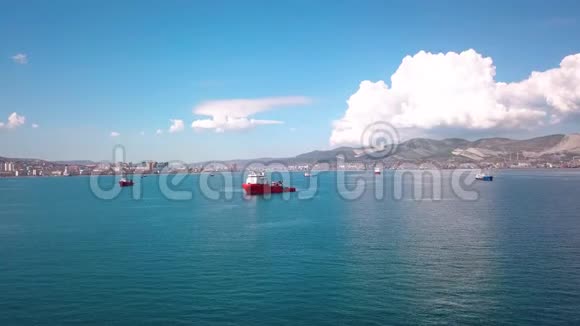 晴天油轮在水面上的空中镜头广角视野视频的预览图