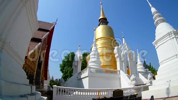 泰国清迈三道寺美丽寺庙广角镜头视频的预览图
