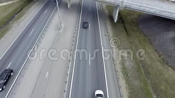 灰色道路建筑物屋顶和桥梁的景观与裂缝沥青视频的预览图