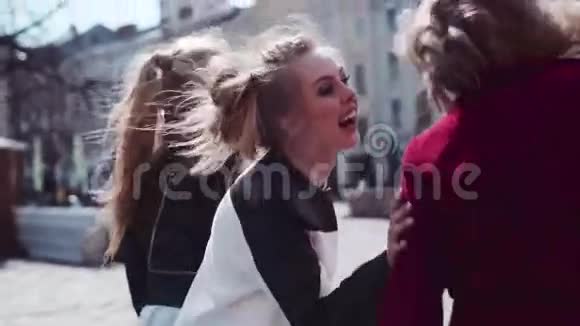 非常高兴的女孩在市中心玩得开心拥抱和欢笑休闲时间是时候放松了友好气氛视频的预览图