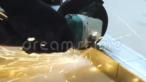 车间圆形磨床切割金属型材产生的火花视频的预览图