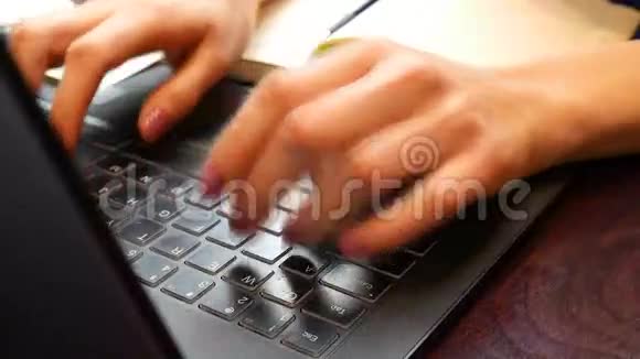 女人在笔记本电脑上写文字视频的预览图