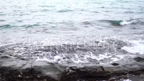 慢动作海波沿着海滩海岸吹起海滩海水侵蚀放松感觉舒适视频的预览图