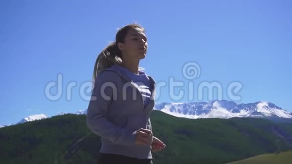年轻的运动员在山路上奔跑波夫跟着凸轮自然中的日落锻炼动作缓慢视频的预览图