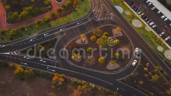 西班牙加那利群岛特内里费的道路交通和洛斯克里斯蒂亚诺斯全景的俯视图视频的预览图