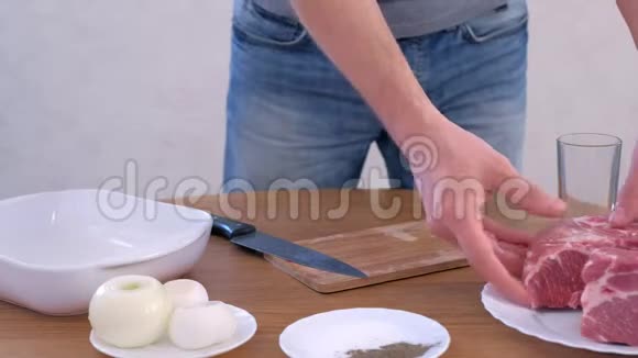 人切片切鲜肉猪肉上片煮shashlik双手特写视频的预览图