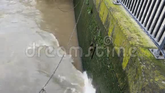 河的波浪和混凝土墙视频的预览图