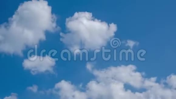 一片明亮的蓝天背景是云视频的预览图