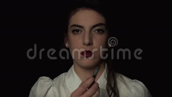近距离拍摄一个女人涂口红妆在与他的性行为作斗争时抹掉它视频的预览图