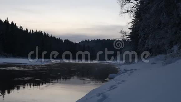 北方国家的霜冻日落长满霜冻和霜冻河流的树枝视频的预览图