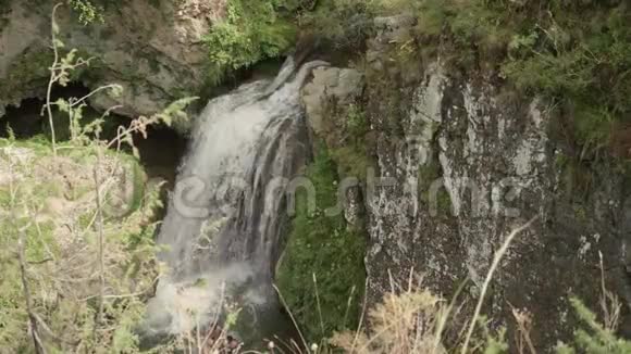 在蜂蜜瀑布综合体的瀑布上可以看到缓慢的运动视频的预览图