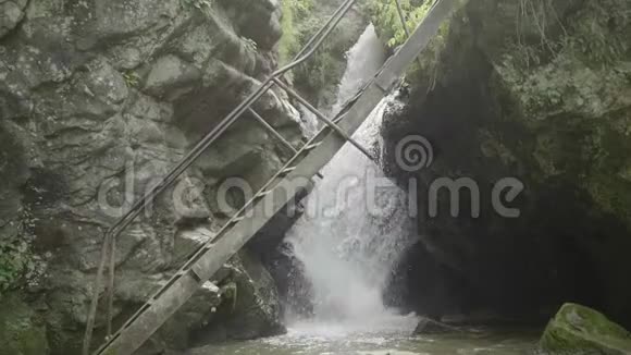 瀑布通过莱德桥的慢速运动景观视频的预览图