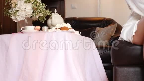 新娘靠近桌子喝茶视频的预览图