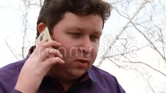 胖子在户外打电话的画像视频的预览图