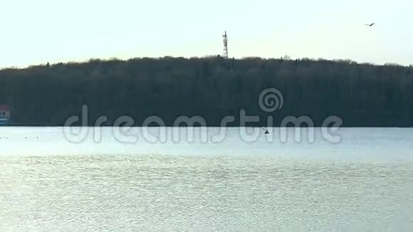 一个人在湖边划着皮划艇视频的预览图
