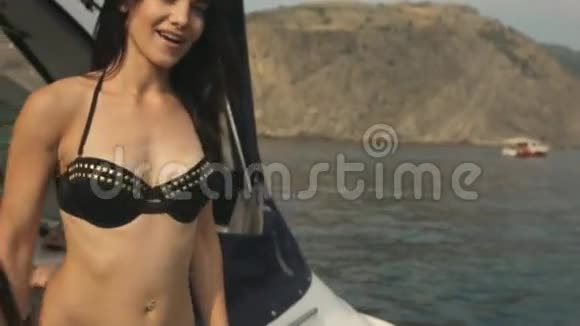 性感的黑发女人从船上跳进水里视频的预览图