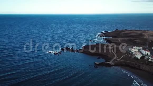 从岩石海岸线的高度观看白色建筑和灯塔在特内里费加那利群岛西班牙野野野视频的预览图