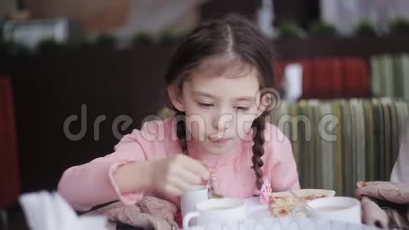 一个小女孩在餐馆吃一片披萨视频的预览图