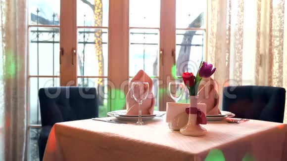 在一家昂贵的餐馆里装饰精美的宴会桌郁金香作为美丽的餐桌装饰视频的预览图