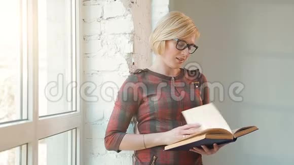 女人读书视频的预览图