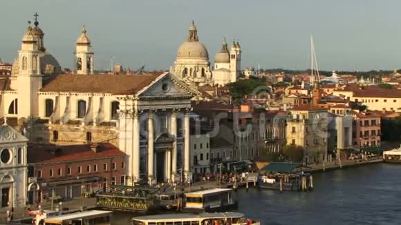 从前往圣马可的游船上鸟瞰意大利威尼斯视频的预览图