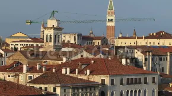 从前往圣马克的游船上俯瞰意大利威尼斯屋顶视频的预览图