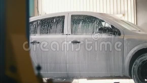 汽车清洗设施中的清洗泡沫视频的预览图
