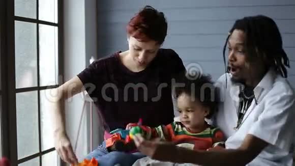 微笑着跨种族的家庭享受在一起的时光视频的预览图