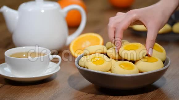 带有橙色果酱的饼干放进碗里橘子饼干视频的预览图