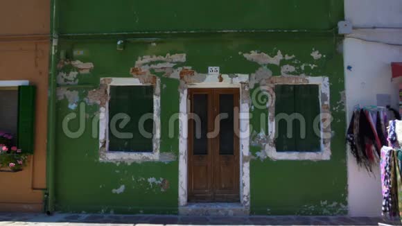 压抑的废弃破旧建筑门窗紧闭贫困问题视频的预览图