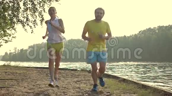 夏日沙滩上情侣跑步的超慢镜头240帧秒视频的预览图