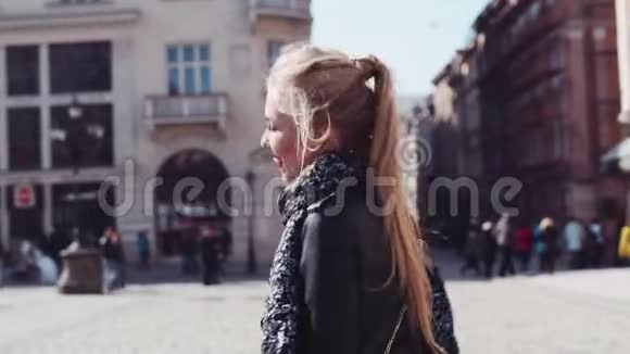 迷人的年轻女子在市中心闲逛转向相机露出灿烂的微笑积极主动视频的预览图
