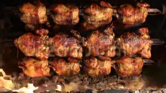 烤鸡烤火烧烤在南美洲叫波洛拉布拉萨视频的预览图