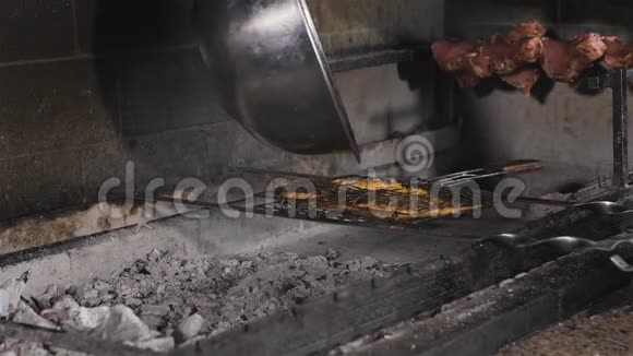 用烤肉串在餐厅里的煤块上烤成的糊状餐厅美丽的内部A视频的预览图