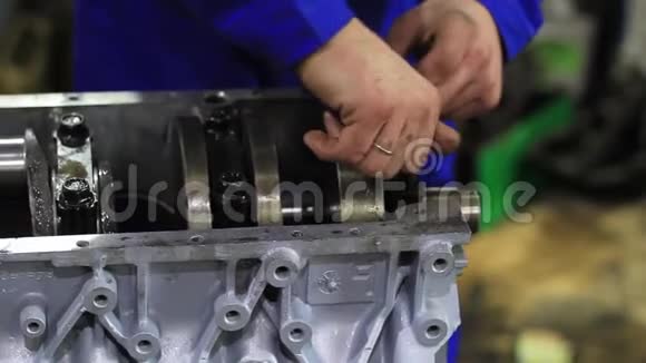 一个人修理汽车发动机视频的预览图