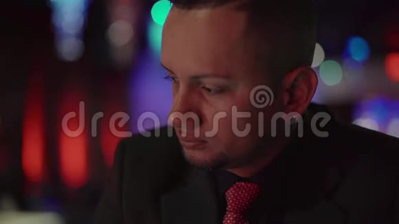 时髦的拉丁男人独自坐在酒吧柜台边喝威士忌视频的预览图