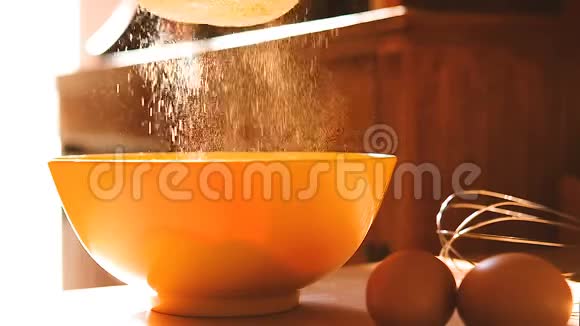 在厨房的碗里筛面粉面粉和鸡蛋放在槽里视频的预览图