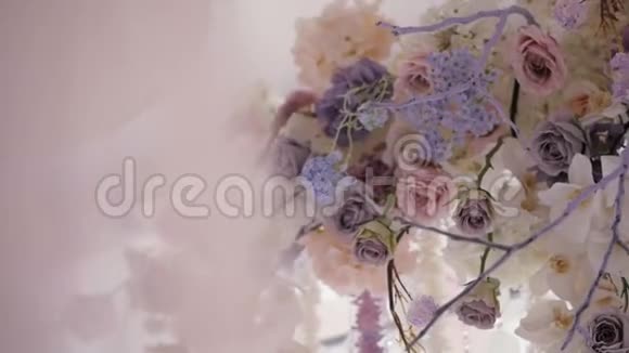 结婚装饰品鲜花和干花的插花视频的预览图