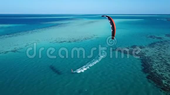 鸟瞰年轻人在热带蓝色海洋中的风筝冲浪视频的预览图
