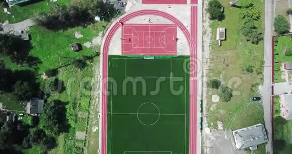 空的运动场从鸟瞰打大网球和篮球的红色运动场绿色视频的预览图
