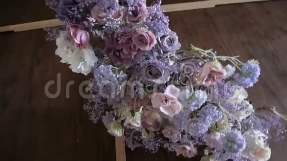 结婚装饰品鲜花和干花的插花视频的预览图