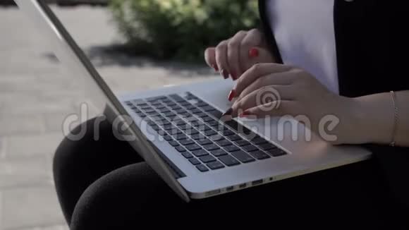 有笔记本电脑的女商人视频的预览图