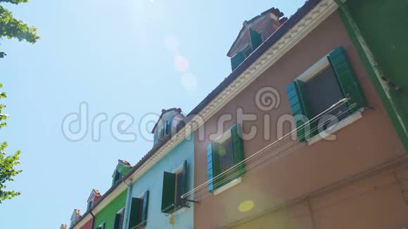 漂亮的房子用鲜艳的颜色装饰着花盆布鲁诺风格视频的预览图