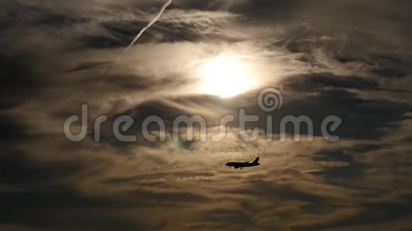 华盛顿上空的飞机靠太阳降落视频的预览图